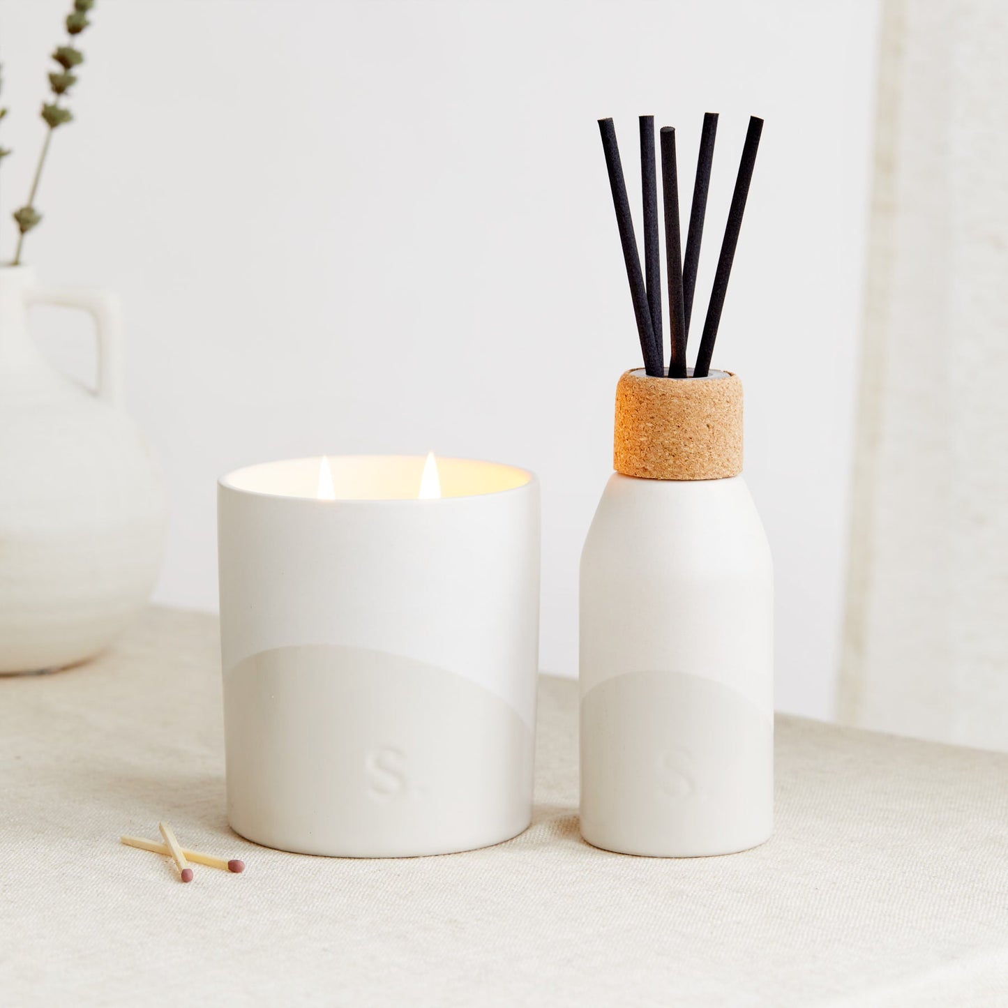 Scandi White Lilja Candle - Amber & Bergamot