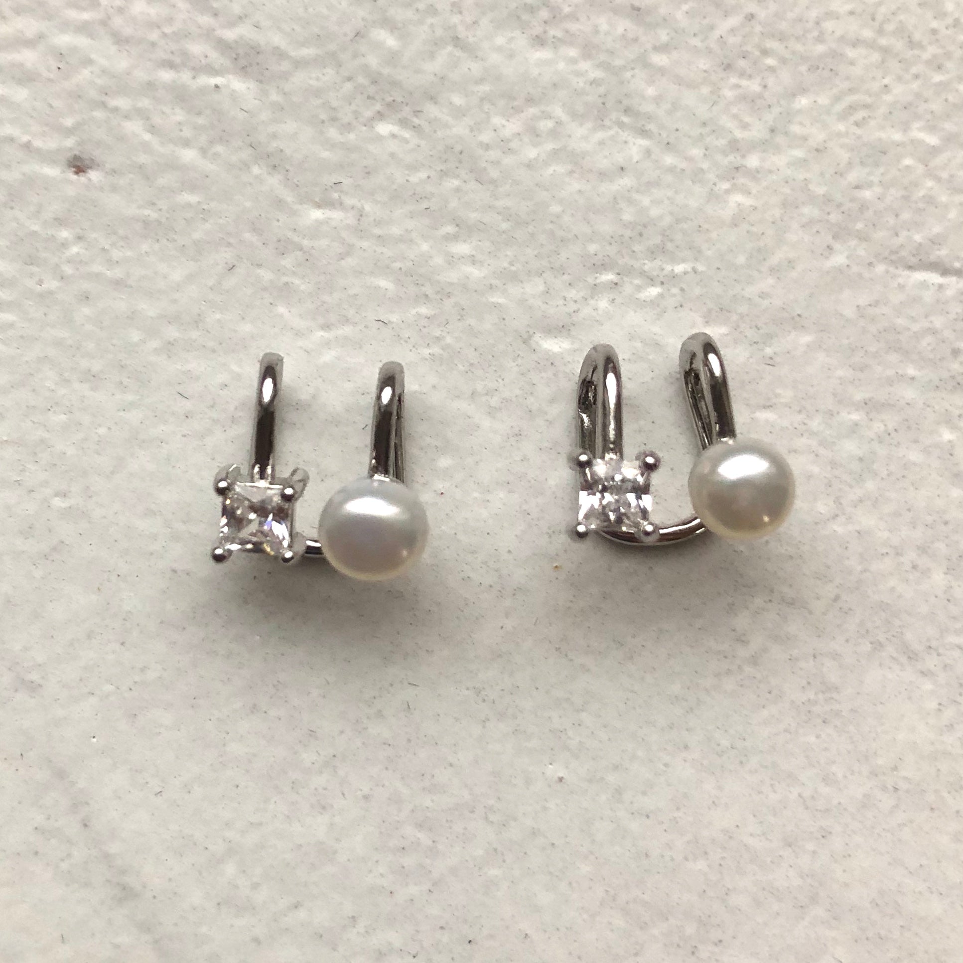 Cartilage earring with Pearl Essyn London ScentiMelti Wax Melts